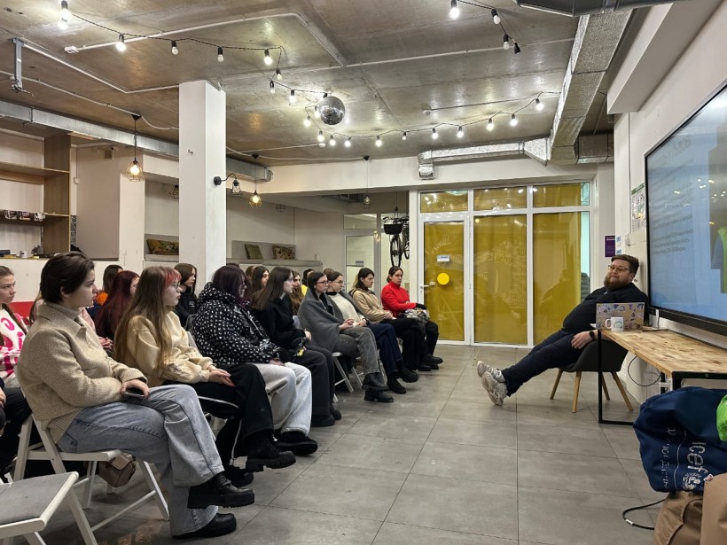 Учасники заходу спілкуються.