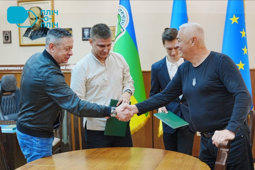 Керівники Краматорської та Перечинської громад та керівники Молодіжних рад обох громад потискають руки