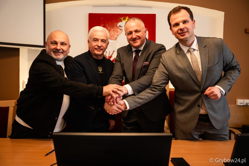 Скріплення рукостисканням підписаного Меморандуму.