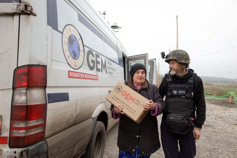Представники Благодійної організації Благодійного фонду «GLOBAL EMPOWERMENT MISSION» GEM на постійній основі забезпечують мешканців Донеччини продуктовими наборами та питною водою, самостійно доставляючи допомогу у найвіддаленіші куточки області