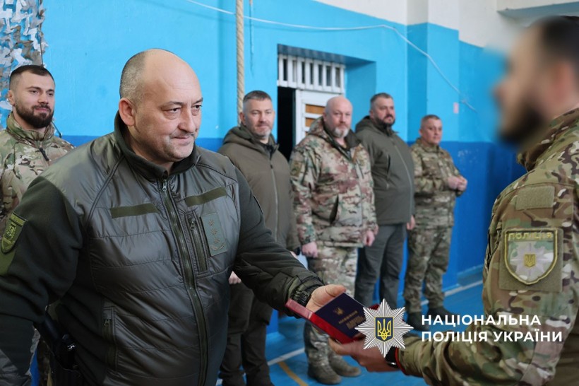 Т.в.о. начальника Головного управління Нацполіції в Донецькій області Микола Матвієнко, вручає нагрудний знак поліцейському стрілецького батальйону.