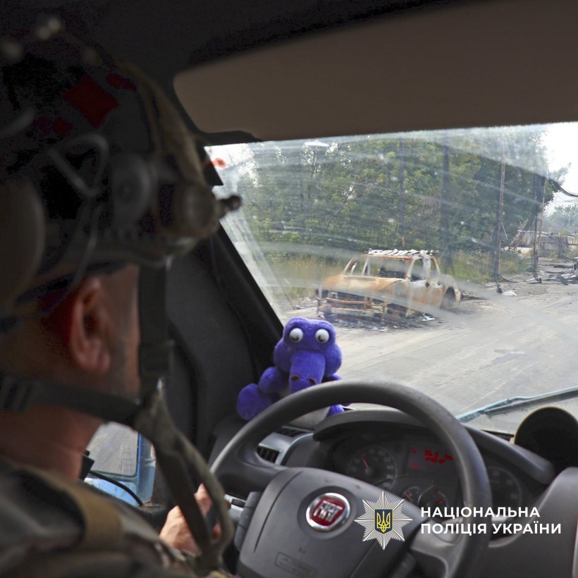 Поліцейський за кермом автівки