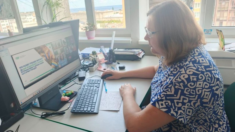 Гопка Валентина, заступник начальника відділу обслуговування громадян № 15 Головного управління Пенсійного фонду України в Донецькій області розповіла про соціальні послуги, виплати та допомоги що надаються органами Пенсійного фонду України ветеранам війни, членам сімей загиблих (померлих) Захисників і Захисниць України, військовослужбовцям, звільненим з полону