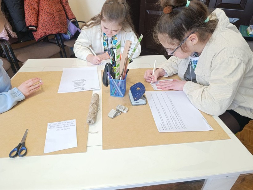 Вихованці Донецького обласного центру туризму та краєзнавства виготовляють подарунки для українських військових