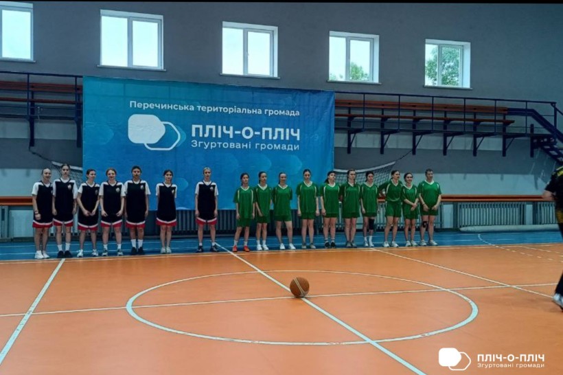 Дві дівочі команди з баскетболу готові до змагань у спортивній залі в Перечині