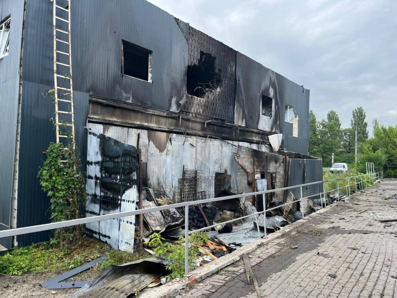 Будівля зруйнована та обгоріла після ворожого обстрілу.