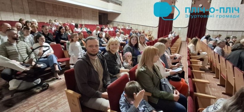 Переселенці з Покровської громади, які прийшли на благодійний концерт