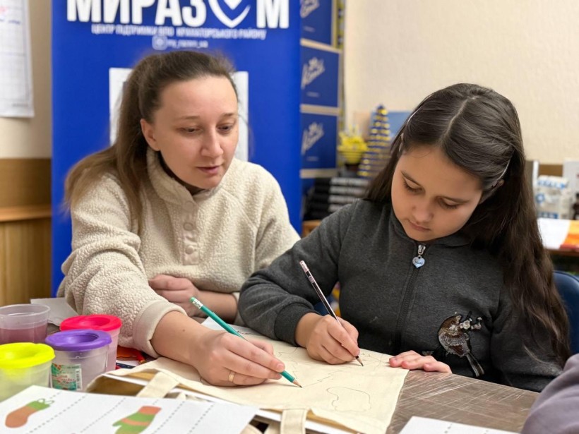 Діти розмальовують екоторби