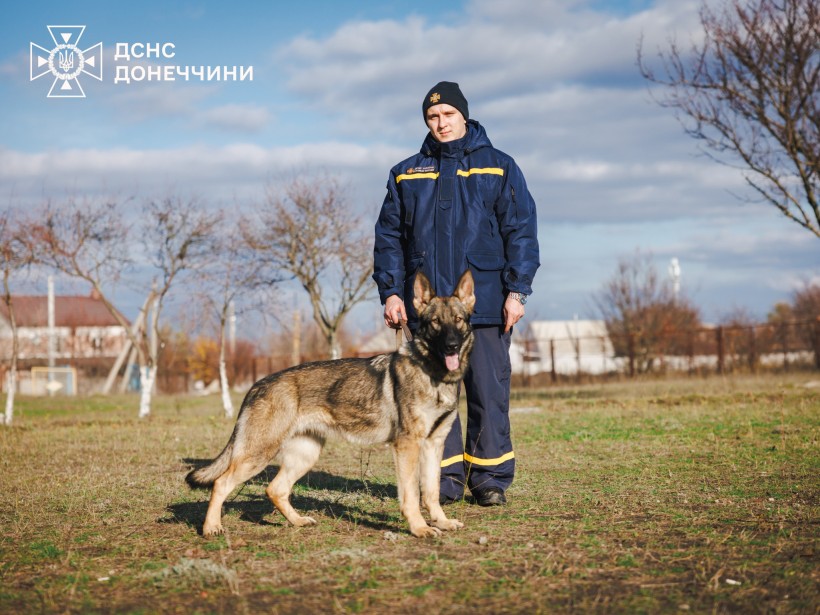Фахівець ДСНС проводить тренування службового собаки