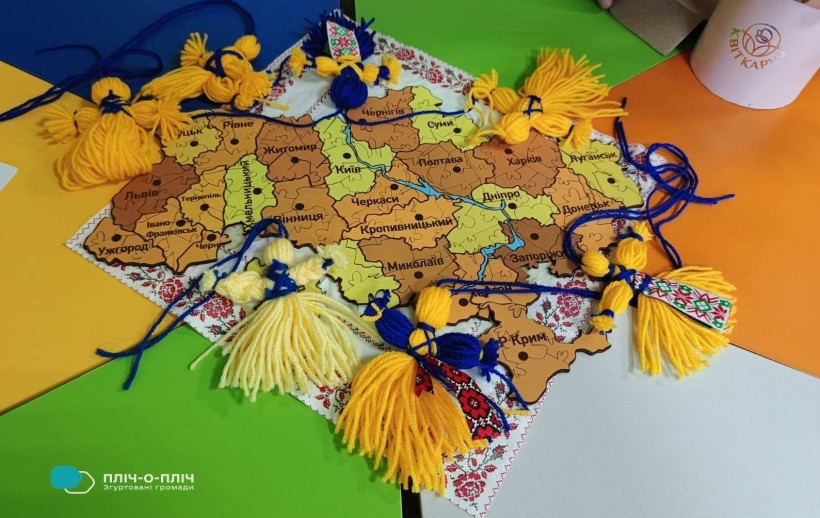 Яскраві обереги «Подорожниці» на мапі України як символ єдності та незламної віри в Перемогу.