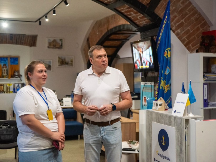 Заступник  голови Донецької ОДА Олександр Шевченко спілкується з працівницями центру «ЯМаріуполь»