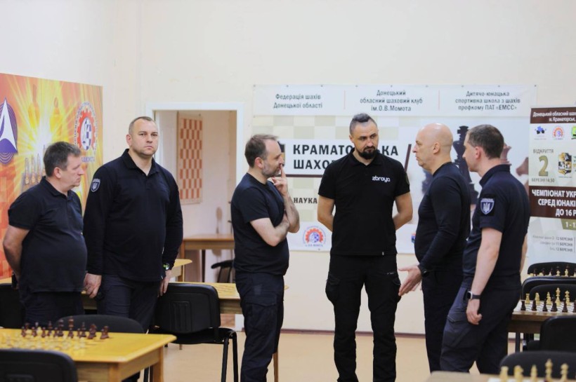 Вадим Філашкін та Олександр Камишін відвідують у Краматорську обласний шаховий клуб імені Олександра Момота.