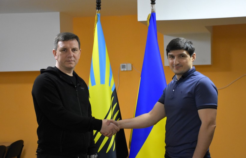 Юрій Ключка тисне руку Семену Паніотову