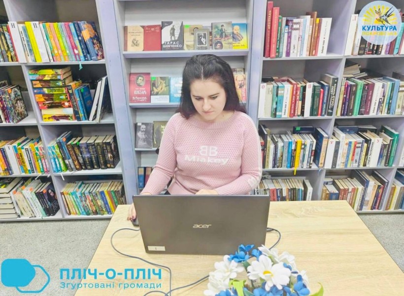 Працівниця Покровської бібліотеки бере участь у спільному заході
