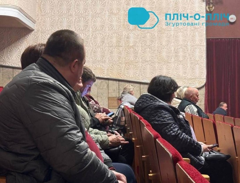 Глядачі в залі чекають на концерт