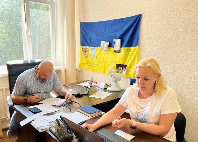 Фахівці з ветеранської політики сидять за столами
