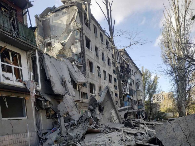 Зруйнована бюагатоповерхівка після ворожого обстрілу