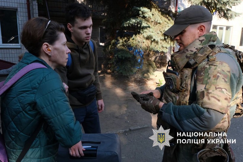 Полійейський спілкується з жінкою та підлітком