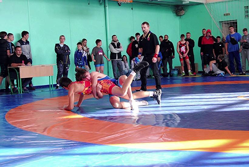 Юні спортсмени змагаються на килимі під час XIV Відкритого турніру з греко-римської боротьби пам’яті Геннадія Узуна в Полтаві
