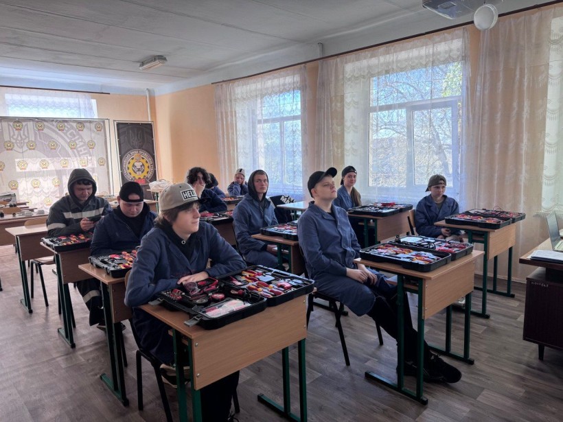 Майбутні автослюсарі під час виробничого навчання