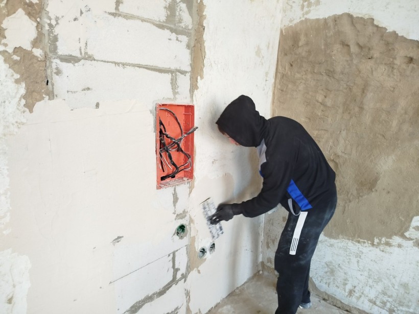 Майбутні маляри-штукатури, здобувачі освіти Лиманського професійно-технічного училища, під час виробничої практики