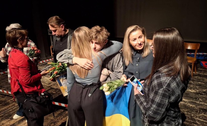 Глядачі обіймають акторів