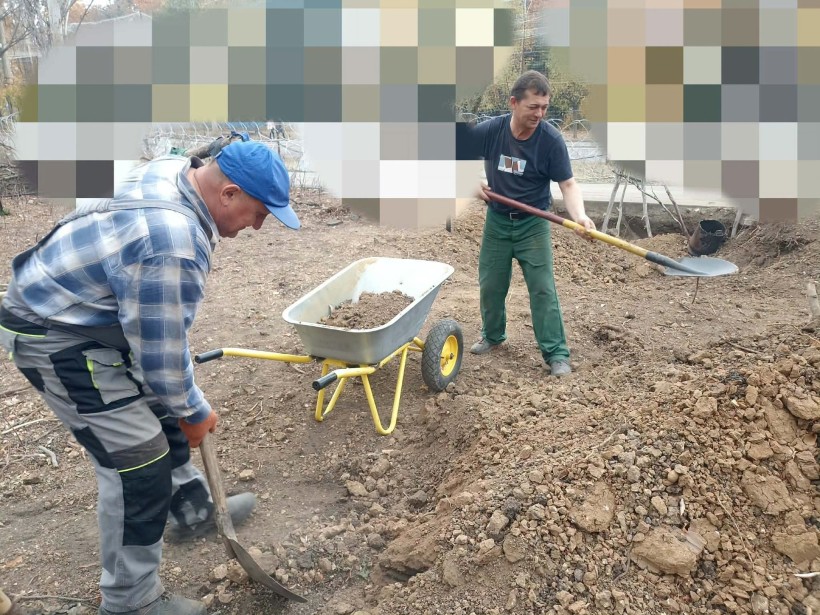 Працівники Донецькоблгазу виконують земляні роботи вручну
