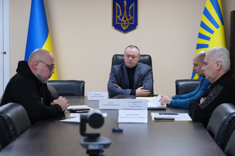 Учасники робочої групи «Прозорість і підзвітність», сидять за столом.