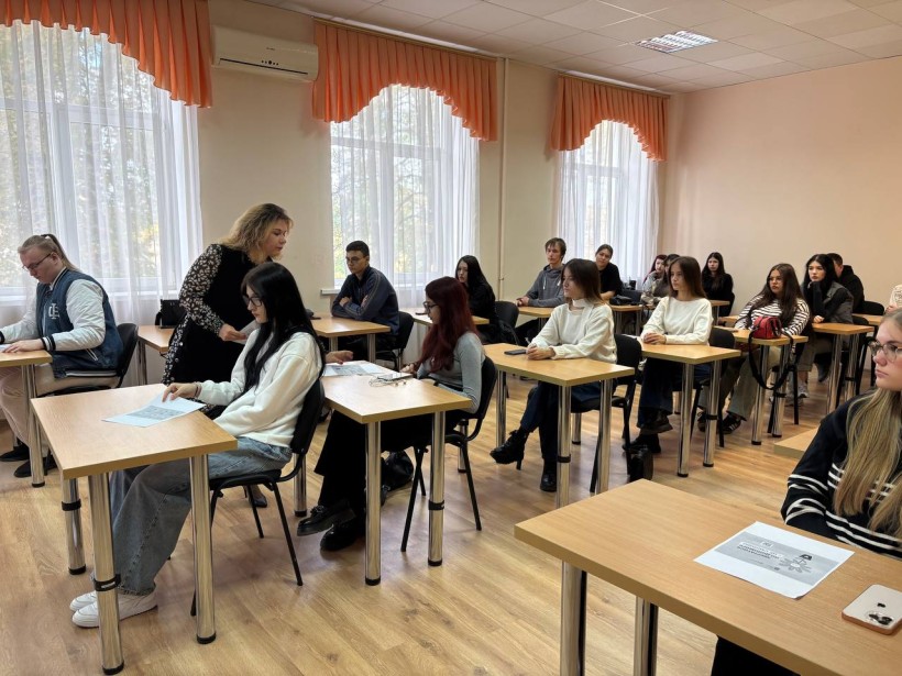 Атмосфера довіри: ювенальний прокурор спілкується зі студентами під час заняття.
