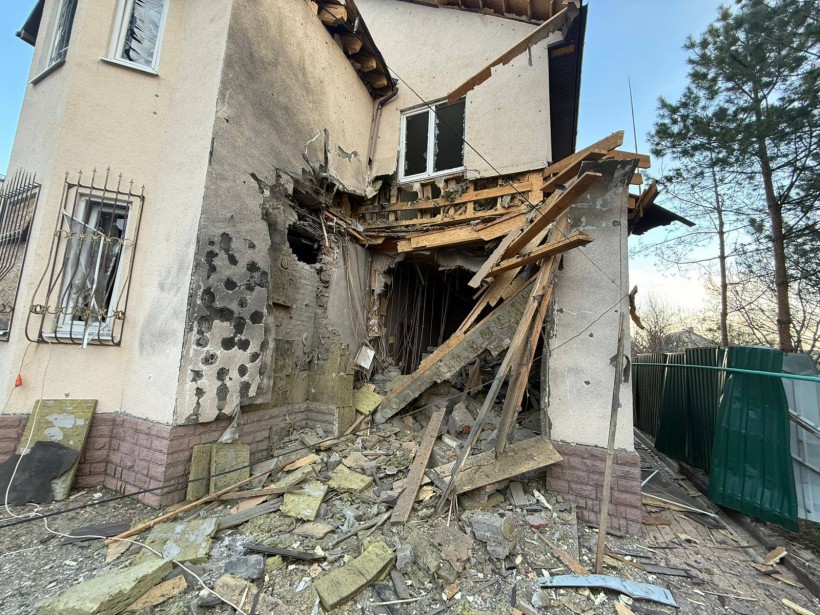 Зруйнований будинок після ворожого обстрілу