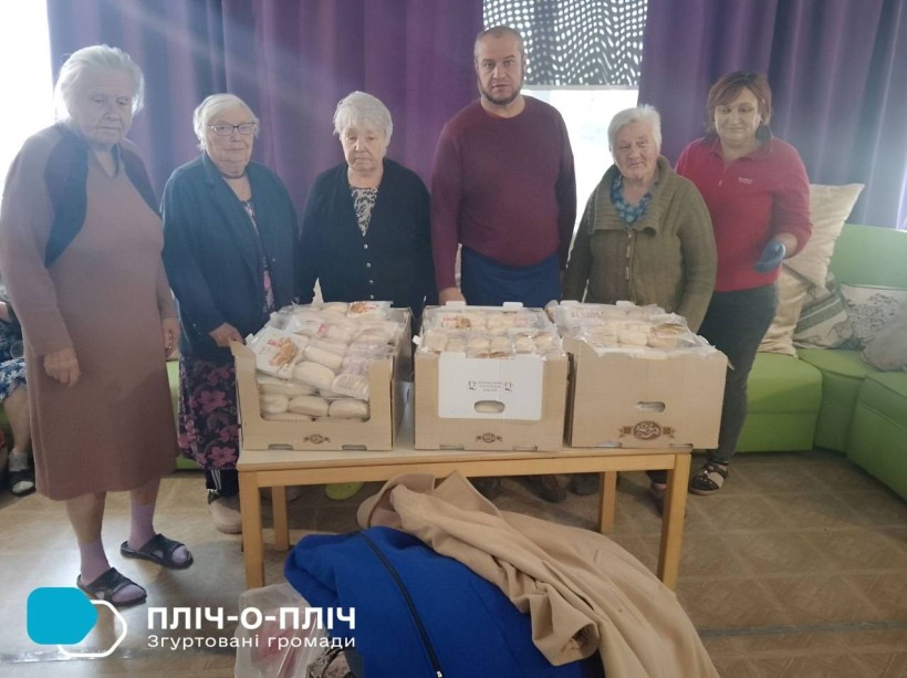Представник благодійного фонду привіз до терцентру гуманітарну допомогу - хліб та теплий одяг