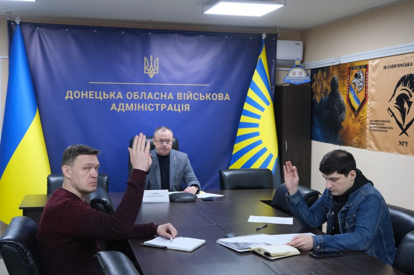 Учасники наради голосують.