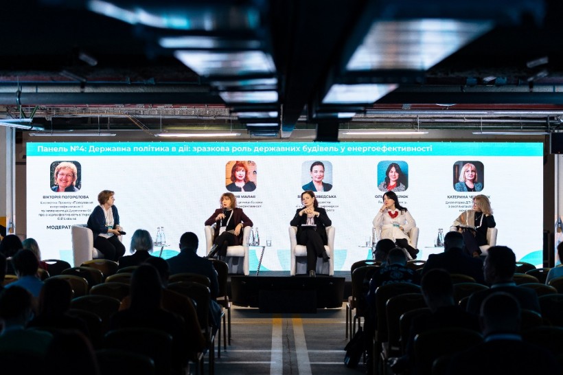 Представники влади та учасники форуму, обговорюють питання.