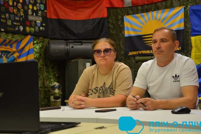 Начальник управління сім’ї, молоді та спорту Покровської міської ради Донецької області Віталій Щербинка та завідувач сектору у справах сім’ї та молоді Яна Штурхецька на онлайн зустрічі з представниками молодіжної та спортивної сфери.