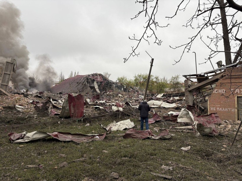 Зруйновані будинки та об'єкти інфраструктури після ворожого обстрілу