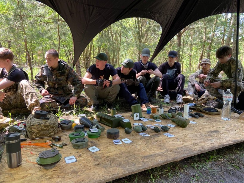 Молодь ознайомлюється з мінно-вибуховими предметами