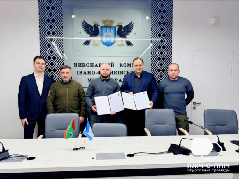 Представники Авдіївської та Івано-Франківської громад під час підписання меморандуму