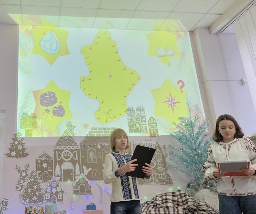 Хлопчик зачитує текст зі сцени