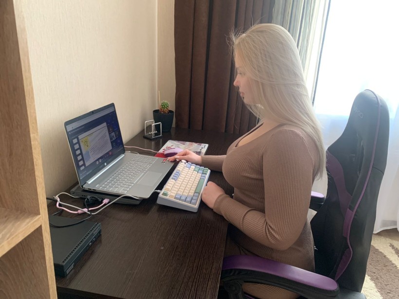 Учасниця заходу уважно слухає онлайн-діалог