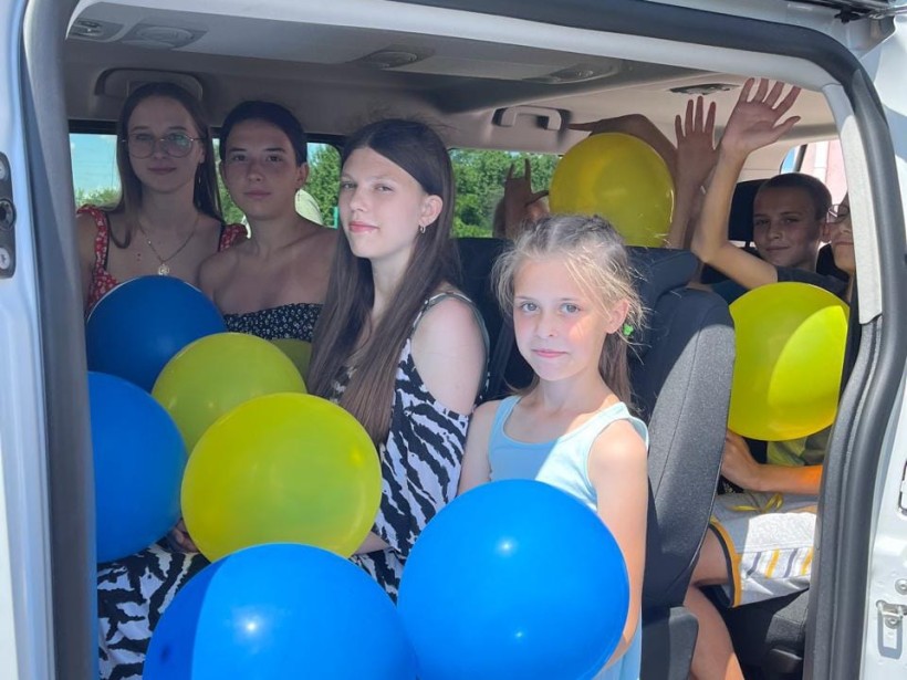 Діти в новій машині
