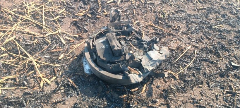Уламки дрона після падіння на полях Донеччини.