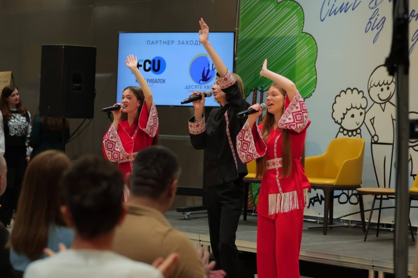 Дівчата виконують пісню.