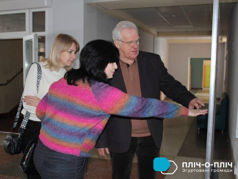 Представники закладів освіти міст Бахмута та Гостомеля під час відвідування школи