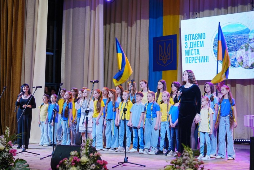 На сцені виступає дитячий колектив