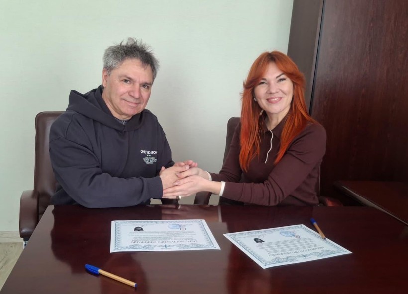 Очільники закладів потискають руки