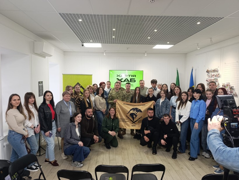 Учасники презентації проєкту «Нерозказані історії: Часів Яр: 2 роки оборони»