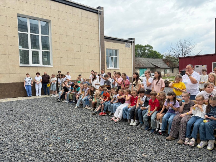 Учасники обласної літньої екологічної експедиції зібралися на відкритому майданчику під час спільного заходу.