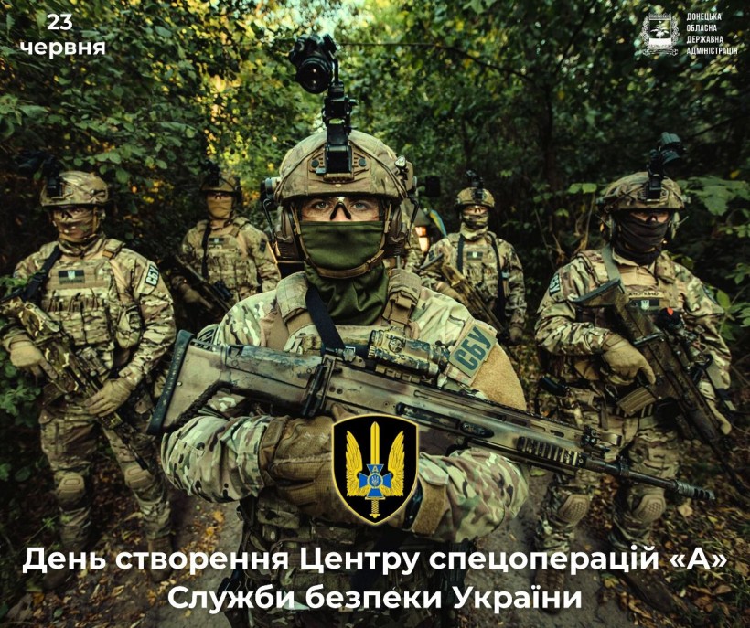 Бійці Спецпідрозділу Альфа тримають в руках зброю.