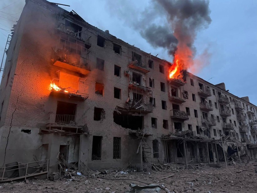 Пожежа в будинку після ворожого обстрілу