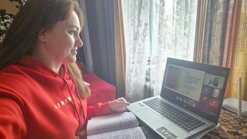 Спеціаліст відділу культури за ноутбуком